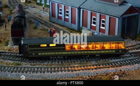 Un Pullman auto su un modellino ferroviario Foto Stock