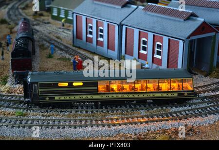 Un Pullman auto su un modellino ferroviario Foto Stock
