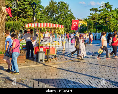 Istanbul, Turchia - 8 luglio 2018. I turisti a piedi vicino ad un le pannocchie di granoturco stallo nella zona di Sultanahmet Park. Istanbul, Turchia. Foto Stock