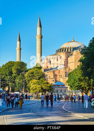 Istanbul, Turchia - 8 luglio 2018. I cittadini a piedi nel quartiere di Sultanahmet Park con la Hagia Sophia moschea in background. Istanbul, Turchia. Foto Stock