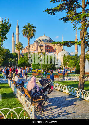 Istanbul, Turchia - 8 luglio 2018. Cittadini godendo una giornata di sole in Sultanahmet Park con la Hagia Sophia moschea in background. Istanbul. Foto Stock