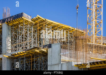 Costruzione gru sul sito di sviluppo. N. persone. Foto Stock