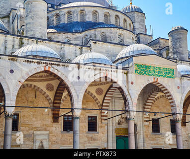 Ingresso principale al cortile porticato al Sultan Ahmet Camii la moschea, noto anche come la Moschea Blu. Istanbul, Turchia. Foto Stock