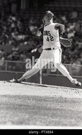 Anni Settanta, giocatore professionale di baseball in azione a una Major League Baseball (MLB) gioco, USA. La foto mostra un "brocca' sul suo tumulo- una piccola collina artificiale - in procinto di lanciare (o passo) la palla verso il catcher. Foto Stock