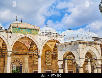 Ingresso principale al cortile porticato del Sultano Ahmet Camii la moschea, noto anche come la Moschea Blu, con l'abluzione fontana in primo piano Foto Stock