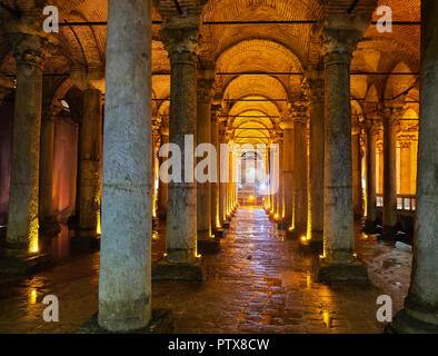 Prospettiva colonnato della Basilica sotterranea Cistern noto anche come Yerebatan Sarnici. Istanbul, Turchia. Foto Stock