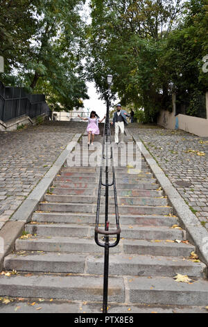 Matura in esecuzione in scale a Montmartre Foto Stock