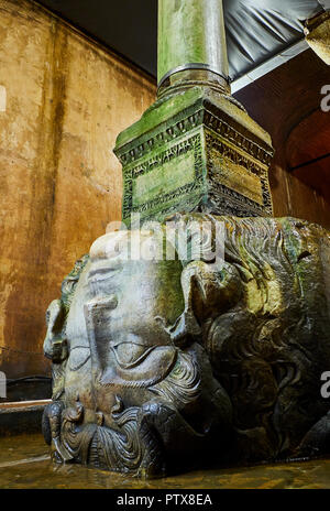 Capovolto testa di Medusa nei sotterranei Basilica Cistern, noto anche come Yerebatan Sarnici. Istanbul, Turchia. Foto Stock