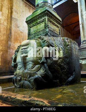 Capovolto testa di Medusa nei sotterranei Basilica Cistern, noto anche come Yerebatan Sarnici. Istanbul, Turchia. Foto Stock