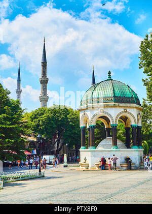 Cittadini rinfrescante in tedesco la fontana e l'Ippodromo di Costantinopoli, Sultan Ahmet Square. Istanbul, Turchia. Foto Stock
