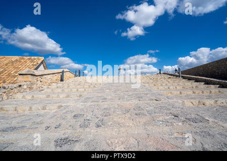 Vista del cielo dalla parte inferiore delle scale Foto Stock