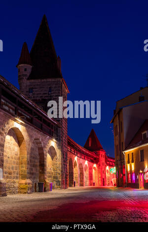 Ex città mura di difesa e la torre nella città vecchia di Norimberga, Baviera, Germania, Europa Foto Stock