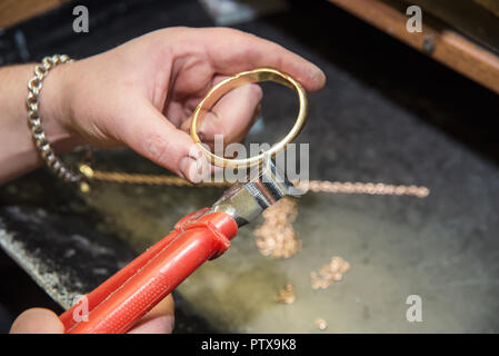 Gioielliere fa un pezzo di gioielli sul posto di lavoro Foto Stock