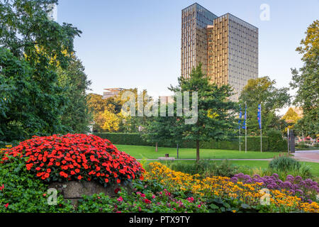 Vista dal parco Planten un Blomen park per la Danza di torri edificio, Amburgo, Germania, Europa Foto Stock