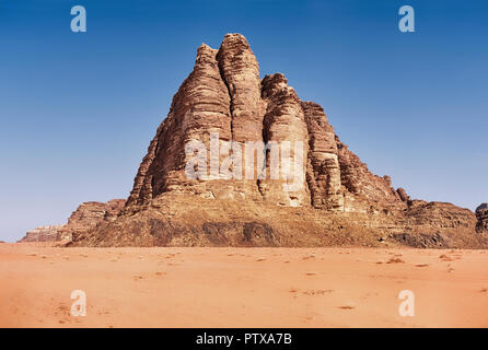 La montagna delle sette pilastri è un punto di riferimento formazione di roccia nella valle sabbia del Wadi Rum desert in Giordania. Foto Stock