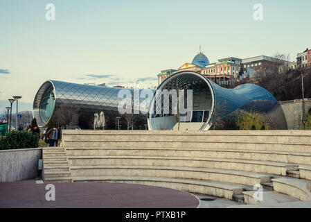 TBILISI, GEORGIA - Marzo 5, 2016: edificio moderno in forma di tubi di Tbilisi della Cittá Vecchia. Foto Stock