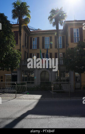 Menaggio, Italy-April 2, 2018: edificio della scuola elementare di Castellino da Castello, Lombardia Foto Stock