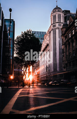 Il trafficato centro citta' angolo di Deansgate e Quay Street nel centro di Manchester REGNO UNITO al tramonto. Bellissimo paesaggio urbano di Manchester. Foto Stock