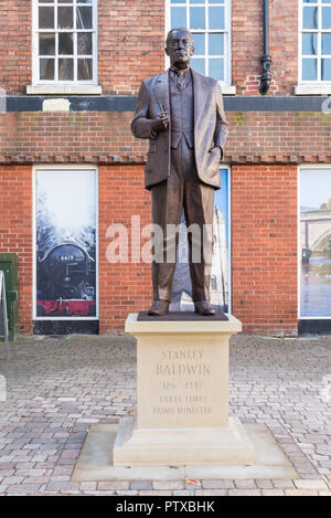 Una statua di bronzo di ex Primo Ministro britannico Stanley Baldwin scolpito da Martin Jennings è stata svelata nel centro di Bewldey nel settembre 2018 Foto Stock