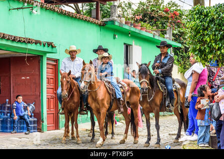 San Juan del Obispo, Guatemala - Giugno 12, 2016: cowboy corsa dei cavalli in cavallo street parade di villaggio nei pressi di Antigua, Guatemala. Foto Stock