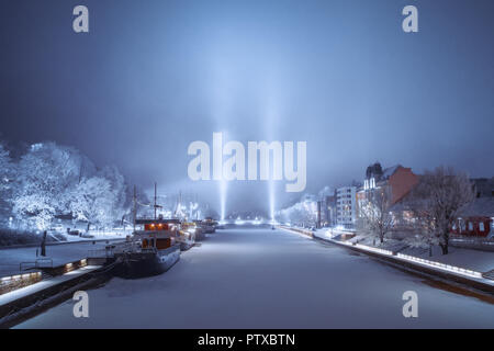 TURKU, Finlandia - 20/01/2018: Teatterisilta ponte illuminato da luci durante la notte di nebbia a Turku, in Finlandia Foto Stock