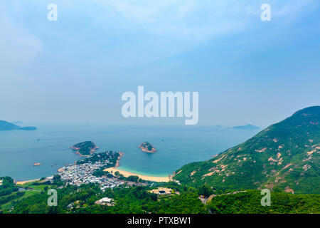 Isola di Hong Kong scenic montuoso vista panoramica da Shek O Dragon's Back sentiero di montagna Foto Stock