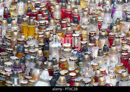 Grande gruppo di masterizzazione colorati candele votive, sfondo Foto Stock