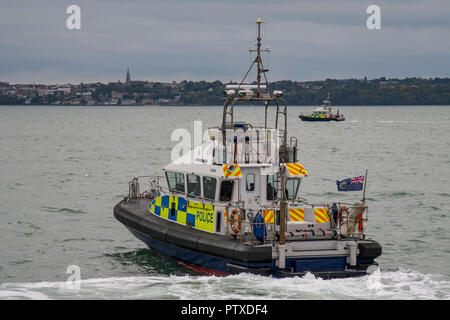 Il MOD pattuglia di polizia barca 'Gigha " insieme con sua sorella 'Lewis' forniscono a galla la sicurezza per la USS Harry S Truman nel Solent, Regno Unito su 8/10/18. Foto Stock