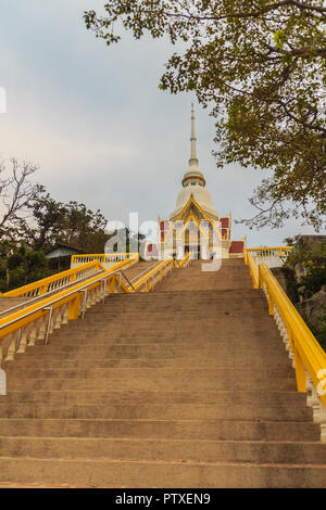 Khao Takiab (Bacchette Hill) Tempio o Monkey mountain come è noto localmente è uno di Hua Hin più ben note attrazioni, Hua Hin distretto, Prac Foto Stock