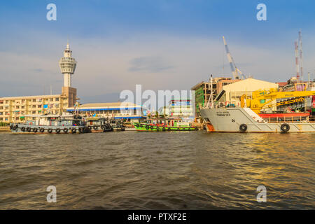 Samut Prakan, Tailandia - 25 Marzo 2017: Locale ferry pier attraverso il Fiume Chao Phraya a Amphur Muang district, Samut Prakarn, Thailandia. Foto Stock