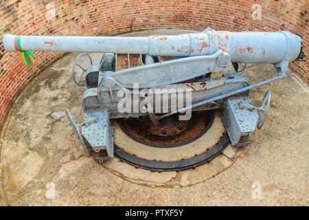 Carrello a scomparsa pistola a Phi Sua Samut Fort, il luogo pubblico in Thailandia. Carrello a scomparsa pistola è di tipo obsoleto di artiglieria che consentono Foto Stock