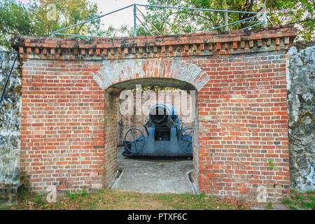 Carrello a scomparsa pistola a Phi Sua Samut Fort, il luogo pubblico in Thailandia. Carrello a scomparsa pistola è di tipo obsoleto di artiglieria che consentono Foto Stock