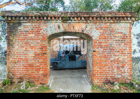 Carrello a scomparsa pistola a Phi Sua Samut Fort, il luogo pubblico in Thailandia. Carrello a scomparsa pistola è di tipo obsoleto di artiglieria che consentono Foto Stock