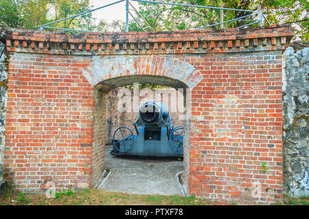 Carrello a scomparsa pistola a Phi Sua Samut Fort, il luogo pubblico in Thailandia. Carrello a scomparsa pistola è di tipo obsoleto di artiglieria che consentono Foto Stock