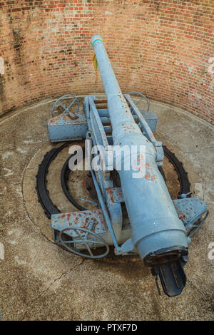 Carrello a scomparsa pistola a Phi Sua Samut Fort, il luogo pubblico in Thailandia. Carrello a scomparsa pistola è di tipo obsoleto di artiglieria che consentono Foto Stock