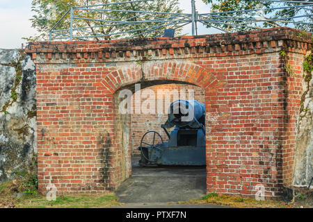 Carrello a scomparsa pistola a Phi Sua Samut Fort, il luogo pubblico in Thailandia. Carrello a scomparsa pistola è di tipo obsoleto di artiglieria che consentono Foto Stock