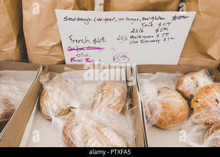 Bellissimo display del pane fresco per la vendita presso la Southern California Mercato Agricolo Foto Stock