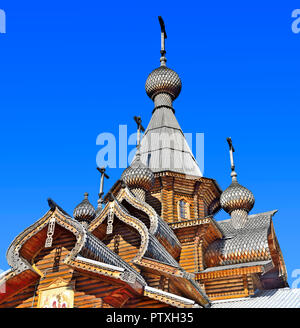 Tempio cristiano del santo martire Giovanni il guerriero in Novokuznetsk, Russia. Vintage tecnologie tradizionali per la costruzione di tetti in legno un Foto Stock