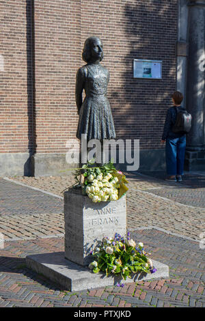 Utrecht, Paesi Bassi - 27 Settembre 2018: Statua in memoria di Anne Frank all'Janskerkhof con fiori Foto Stock