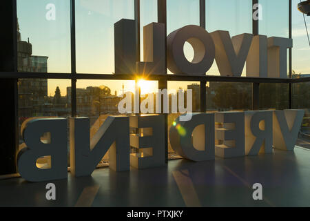 Utrecht, Paesi Bassi - 27 Settembre 2018: Segno di lettere Tivoli, Vredenburg nella parte anteriore della finestra nel crepuscolo Foto Stock