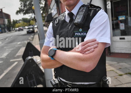 Merseyside funzionari di polizia effettuare un arresto e ricerca nell'Bootle area di Liverpool Foto Stock