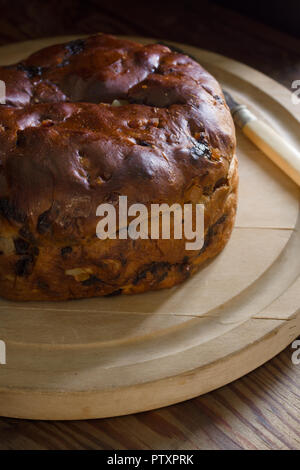 Barmbrack o bairin breac un irlandese tradizionale pane di frutta fatta con uva sultanina e uva passa spesso mangiati imburrata per il tè del pomeriggio Foto Stock