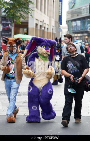 Cosplayers dissimulata come animali di passare attraverso il centro della città di Lipsia in Germania Foto Stock