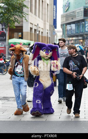 Cosplayers dissimulata come animali di passare attraverso il centro della città di Lipsia in Germania Foto Stock