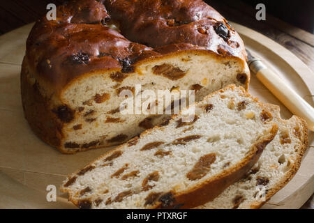 Barmbrack o bairin breac un irlandese tradizionale pane di frutta fatta con uva sultanina e uva passa spesso mangiati imburrata per il tè del pomeriggio Foto Stock