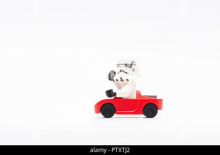 Lego storm troopers a cavallo di un automobile rossa. Foto Stock