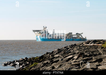 Connettore di Maersk posa di cavi da Bawdsey a East Anglia uno del parco eolico offshore nel Mare del Nord off Suffolk, Regno Unito. Foto Stock