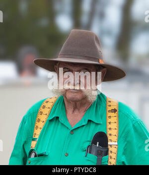 Ritratto di un uomo anziano con grandi baffi bianchi che indossa un cappello giallo e bretelle Millmerran, Sud del Queensland, QLD, Australia Foto Stock