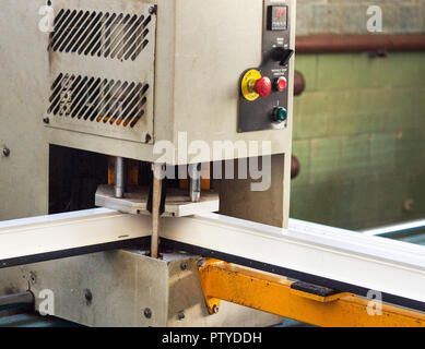 Produzione di finestre in pvc, incollaggio di angoli di plastica di windows, la macchina per la produzione di infissi in PVC, profilo Foto Stock