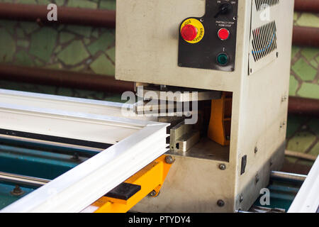 Produzione di finestre in pvc, incollaggio di angoli di plastica di windows, la macchina per la produzione di infissi in PVC, profilo Foto Stock